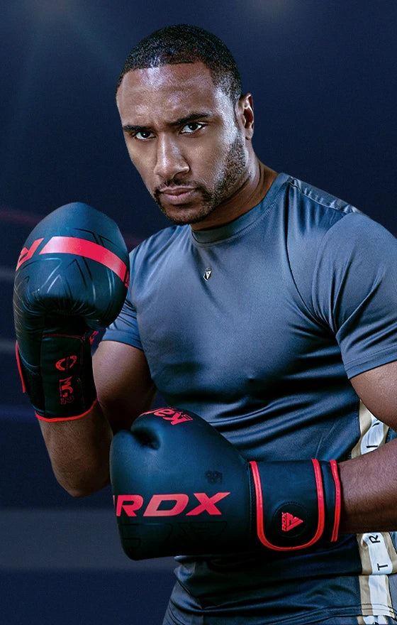 Deportista con guantes RDX